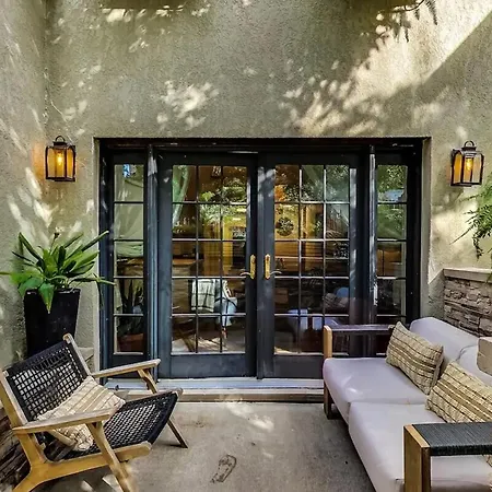 Charming City Getaway With Patio Chicago Room photo
