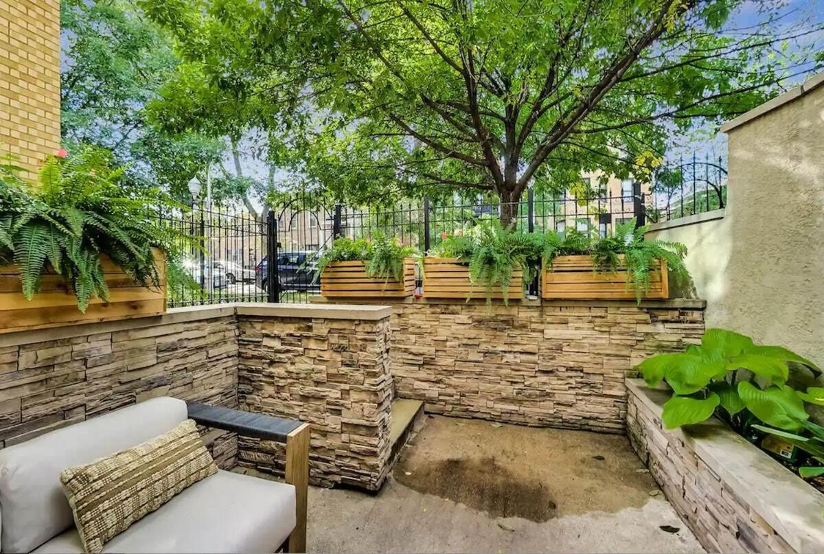 Charming Getaway With Patio Apartment Chicago