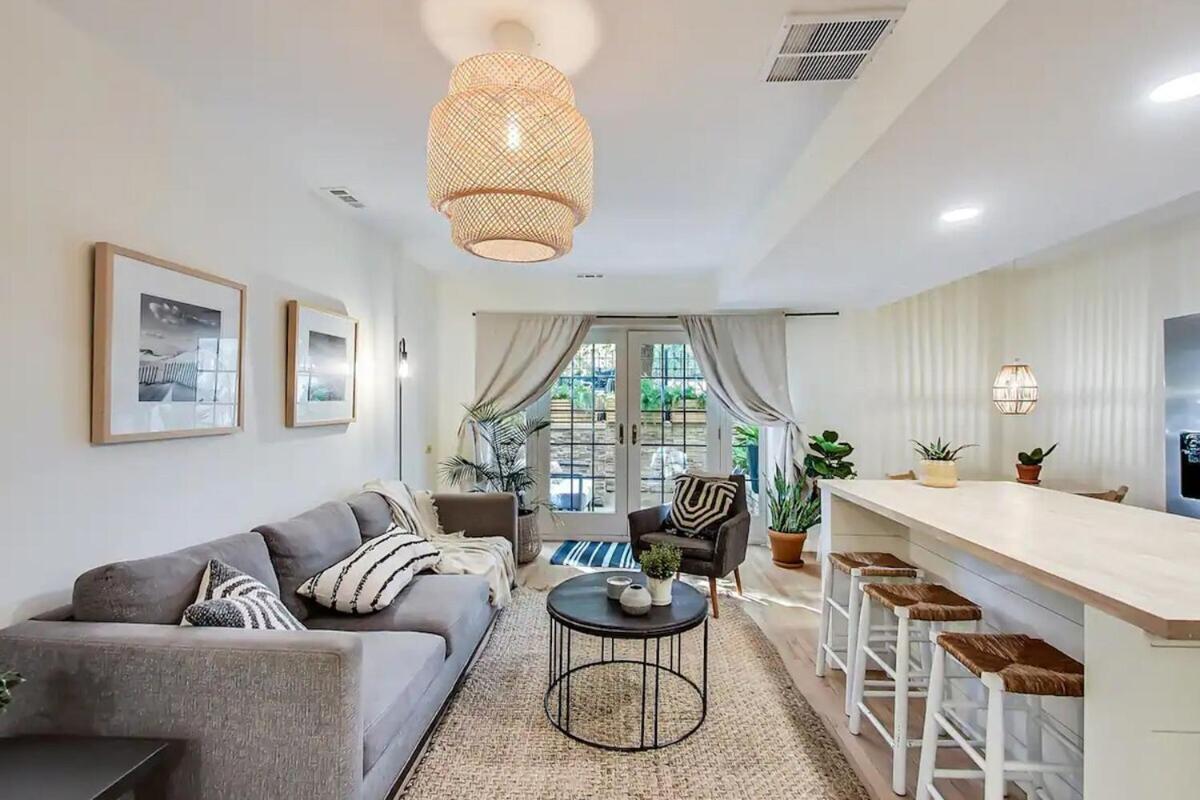 Charming Getaway With Patio Chicago